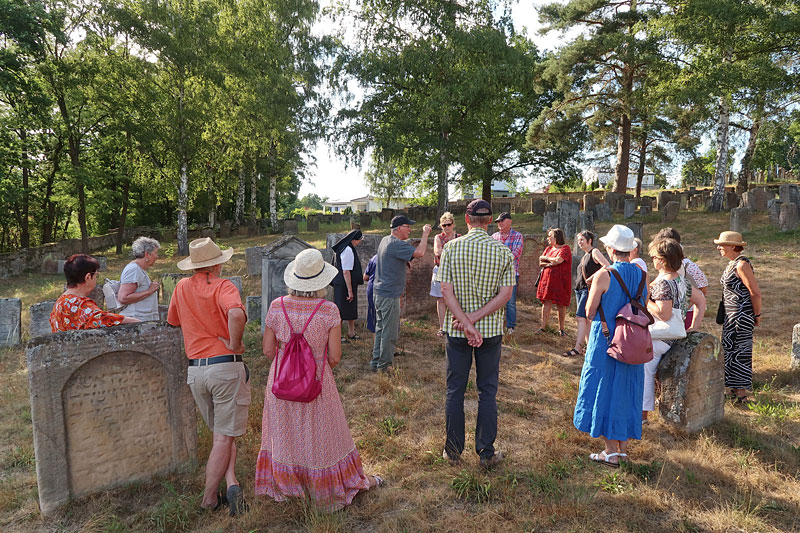 Hospizbegleiter besichtigen Synagoge und jüdischen Friedhof